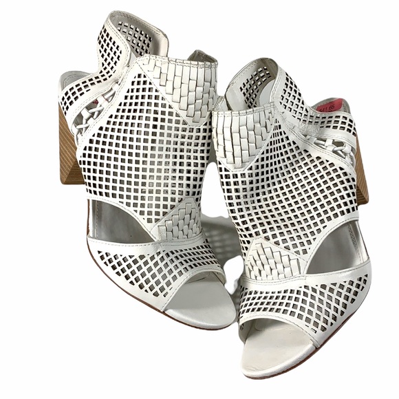 NWT VINCE CAMUTO WHITE ANKLE BOOTS - Picture 1 of 5